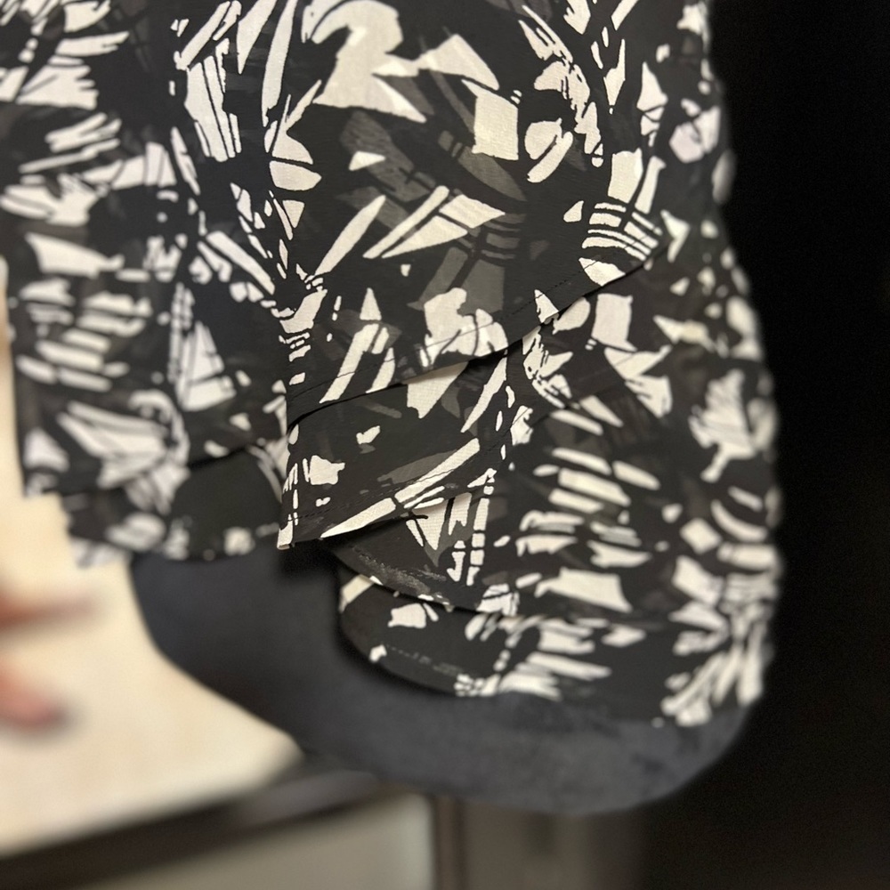 🖤🤍LIKE NEW BANANA REPUBLIC SLEEVELESS KEYHOLE FRONT BLACK & WHITE BLOUSE sz XS - Picture 6 of 7